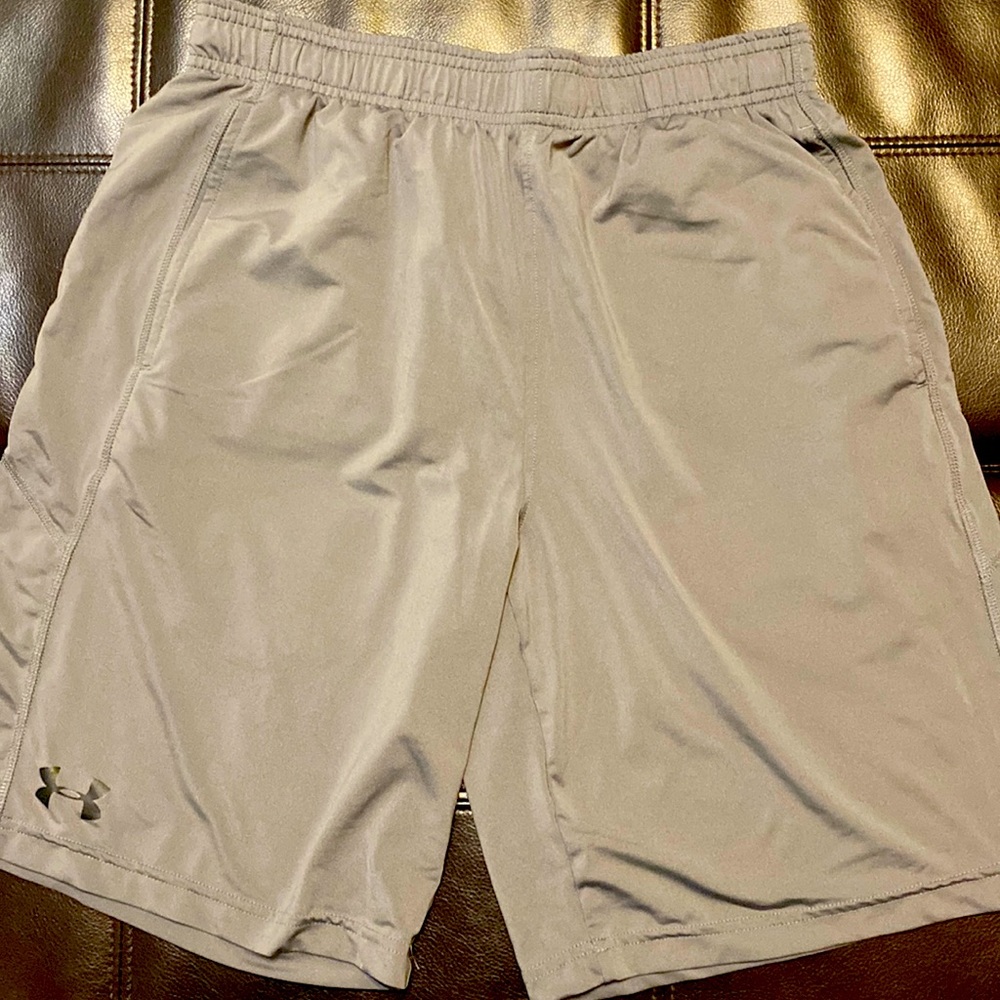 UA Loose-Fitted Small Shorts